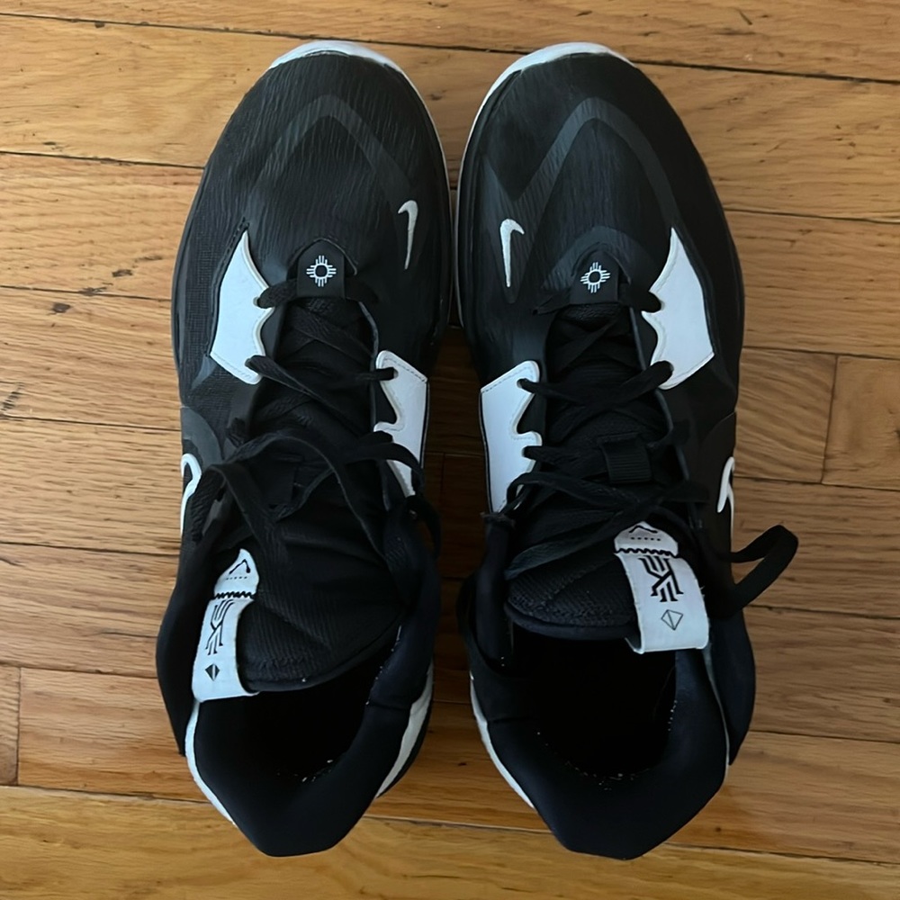 Black and White Kyrie 8 Infinity basketball shoes.
